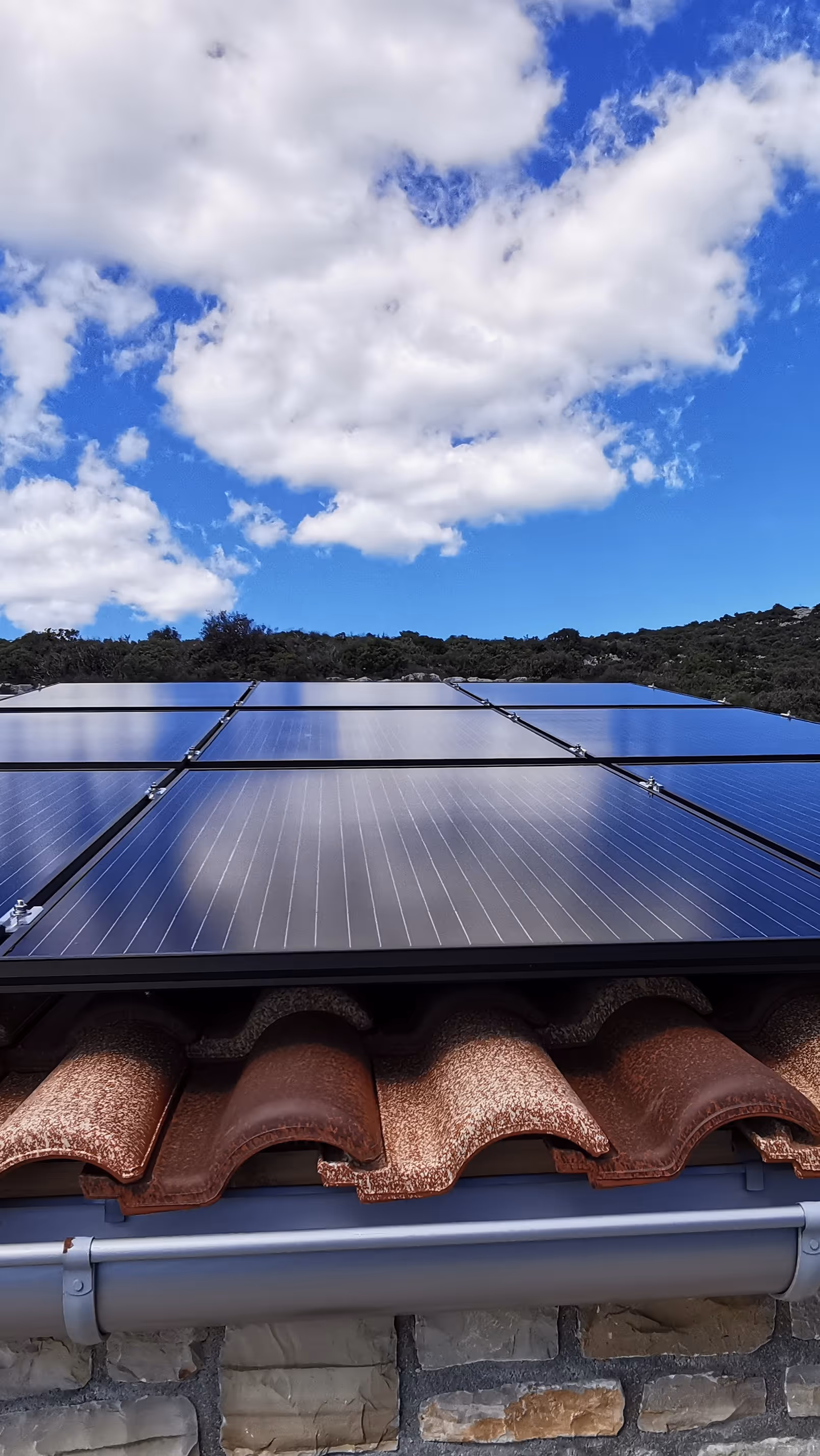 Solarni paneli na krovu objekta u zlatnom svjetlu zalaska sunca