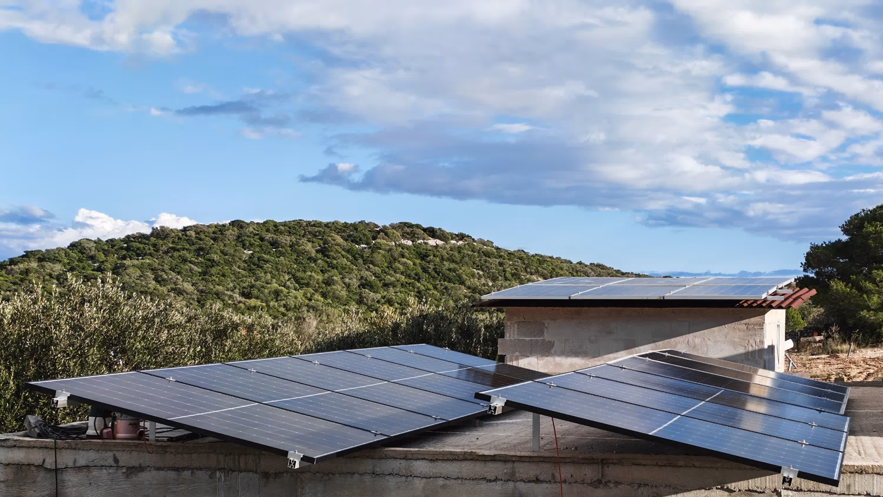 Solarni paneli na krovu objekta u zlatnom svjetlu zalaska sunca