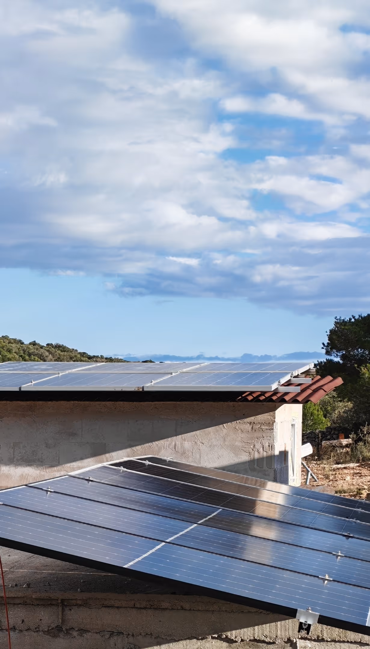 Solarni paneli na krovu objekta u zlatnom svjetlu zalaska sunca