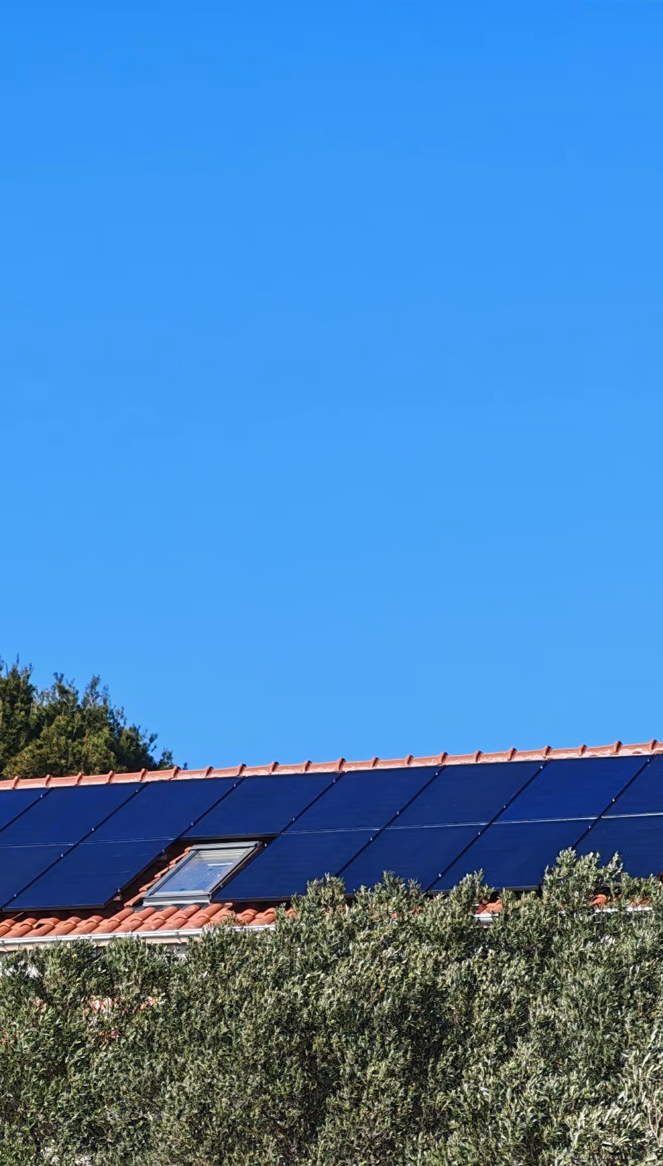 Solarni paneli na krovu objekta u zlatnom svjetlu zalaska sunca